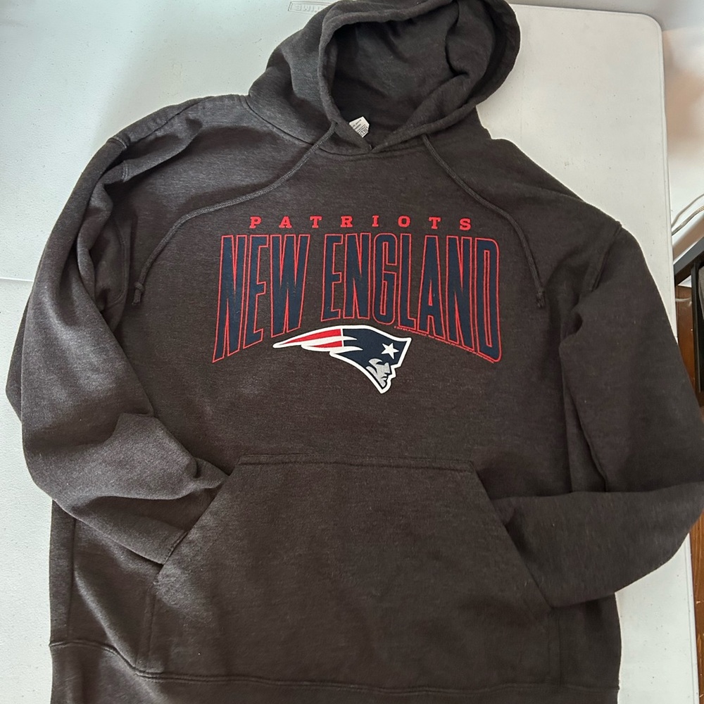 Men’s XL New England Patriots hoodie.